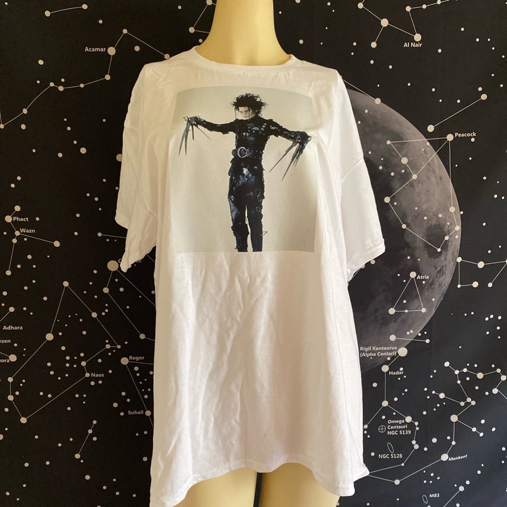Edward Scissorhands graphic tee. ✂️